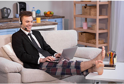 Nahaufnahme eines Mannes, der im Homeoffice  an Freiberuflern arbeitet.